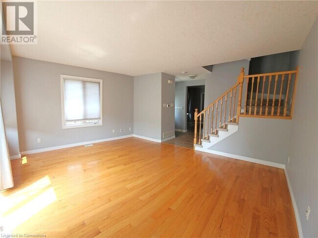 Building Photo - 535 535 Windflower Cres
