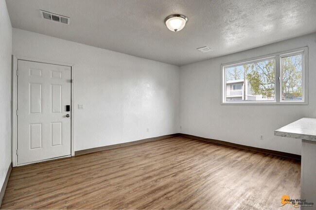 Building Photo - 906 W 29th Place