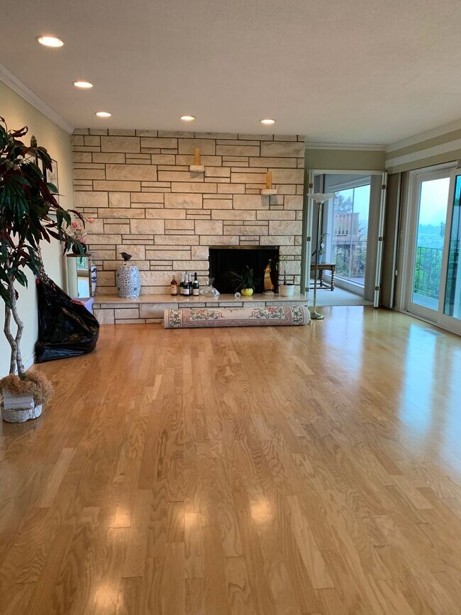 Building Photo - Stunning Del Cerro View Home with Spacious Split-Level Layout