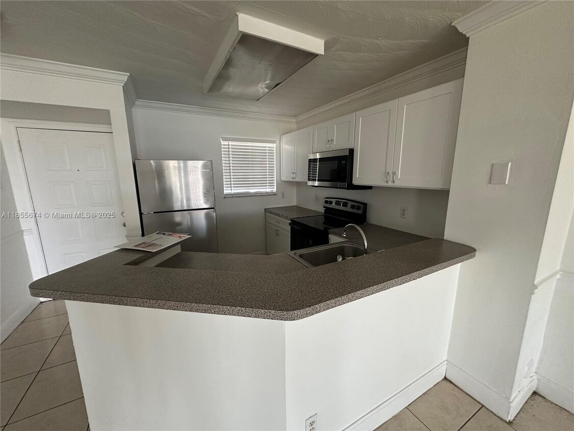 Primary Photo - 8710 N Sherman Cir
