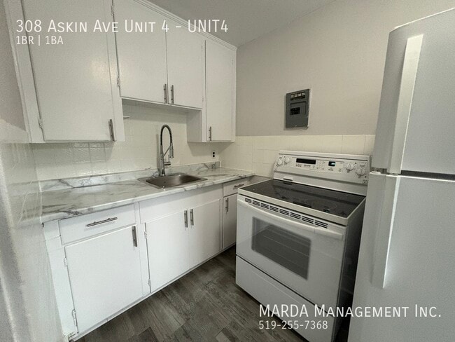 Building Photo - NEWLY RENOVATED 1-BEDROOM/1BATH APARTMENT ...