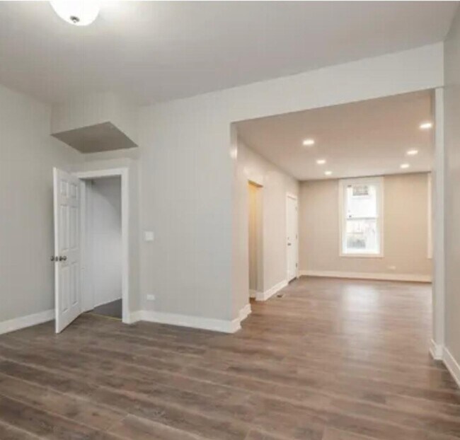 Foto del edificio - Spacious 4BR Duplex | Modern Upgrades | St...