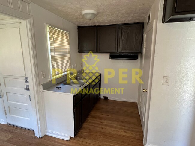 Foto del edificio - 2 bedrooms 1 bathroom house