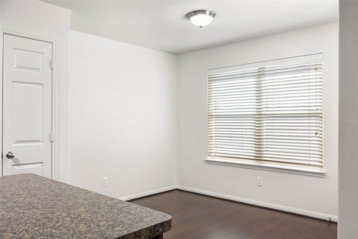 Foto del edificio - 317 Falling Pine Dr