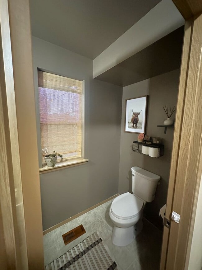 Building Photo - Beautiful 3BR / 2.5BA Near JBLM — Available December 23rd