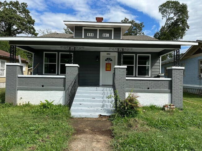 Building Photo - 306 6th Ave NW