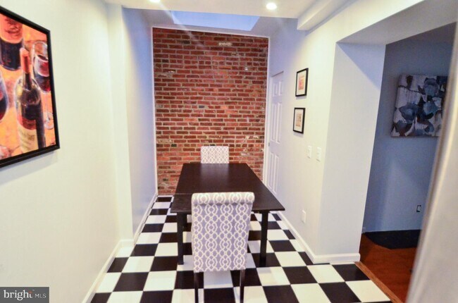Building Photo - 628 S Orianna St