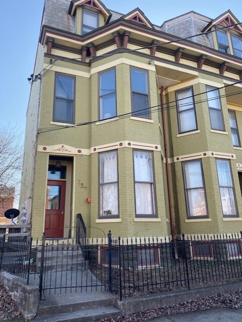 Building Photo - 137 E 10th St
