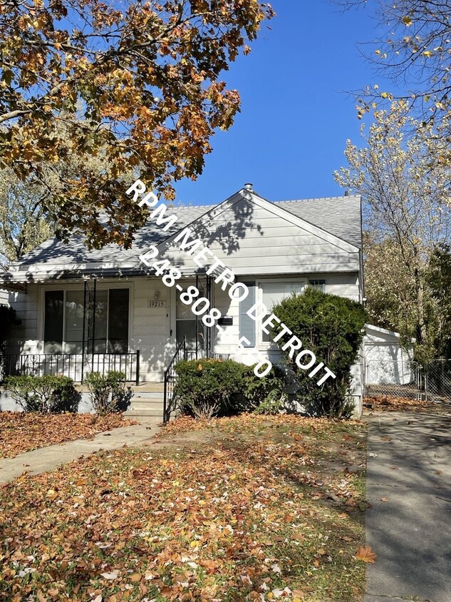 Primary Photo - Great Ranch Home in Harper Woods