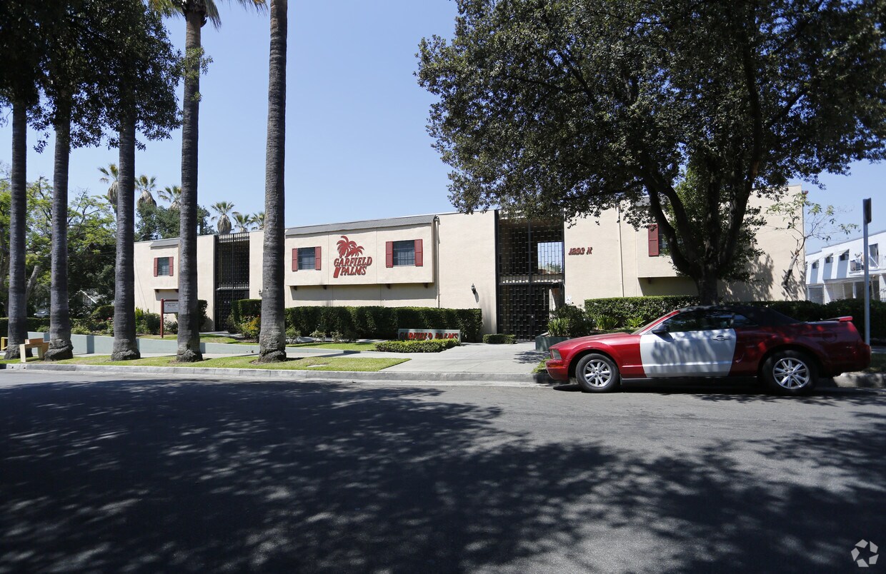 Building - Garfield Palms