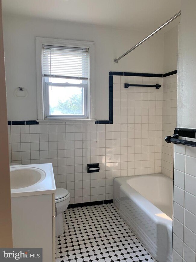 Building Photo - 401 7th St