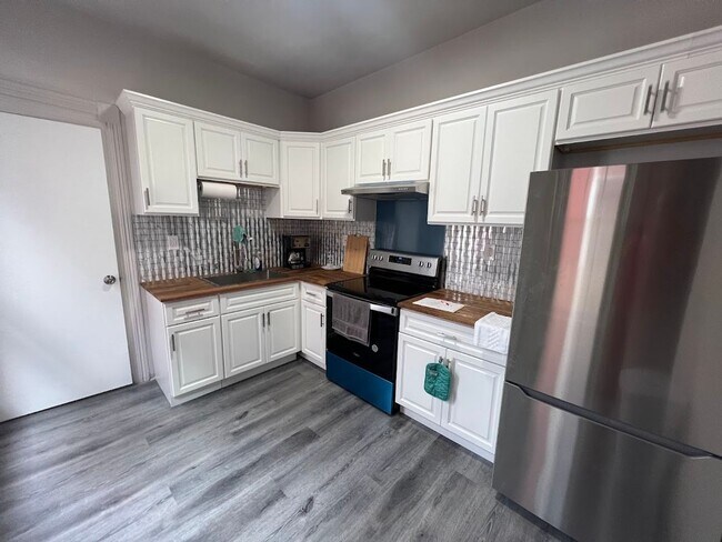 Building Photo - Newly Updated Single Family Home