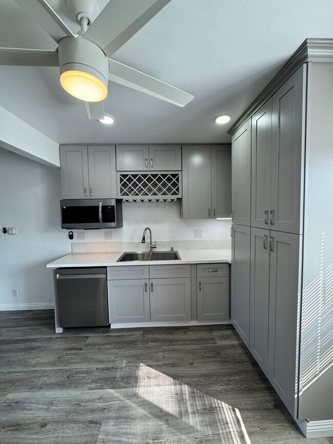 Foto del edificio - Beautifully Renovated 2 Bed / 1 Bath Apartment for Rent in Long Beach!