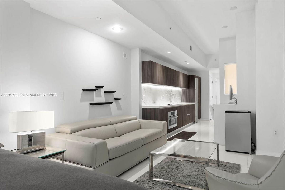 Foto principal - 851 NE 1st Ave