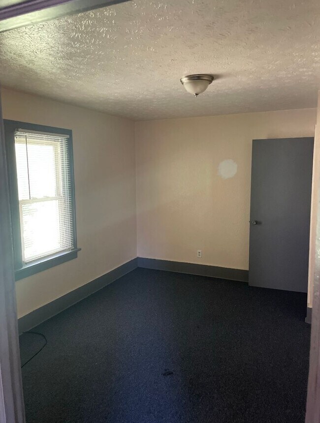 Foto del edificio - 3-Bedroom, 1-Bathroom Single Family Home for Rent in Akron, Ohio