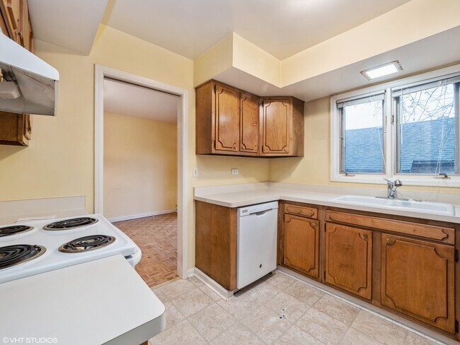 Building Photo - Spacious Townhome in Barrington!!