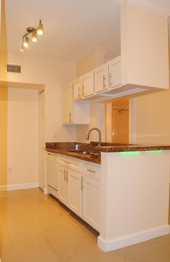 Foto del edificio - 11685 W Atlantic Blvd