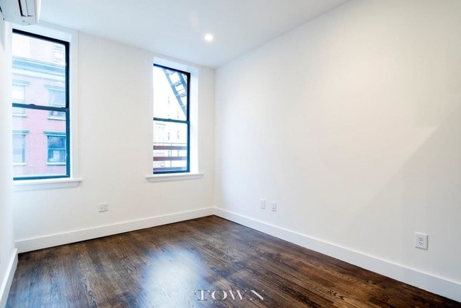 Building Photo - 44 Grand St