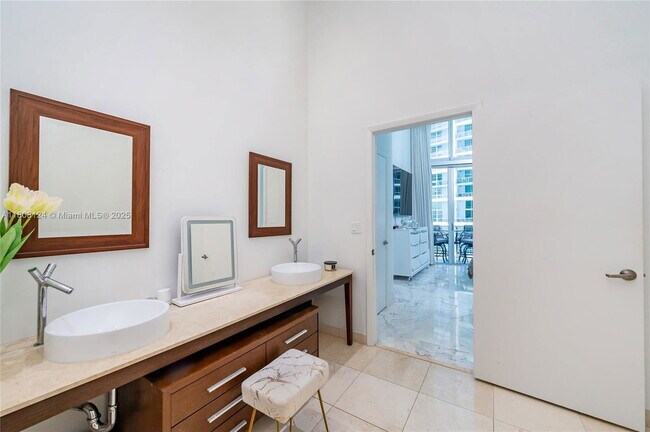 Building Photo - 475 Brickell Ave