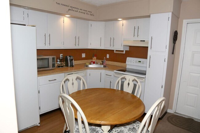 Foto del edificio - 1/1 first floor condo with community pool ...