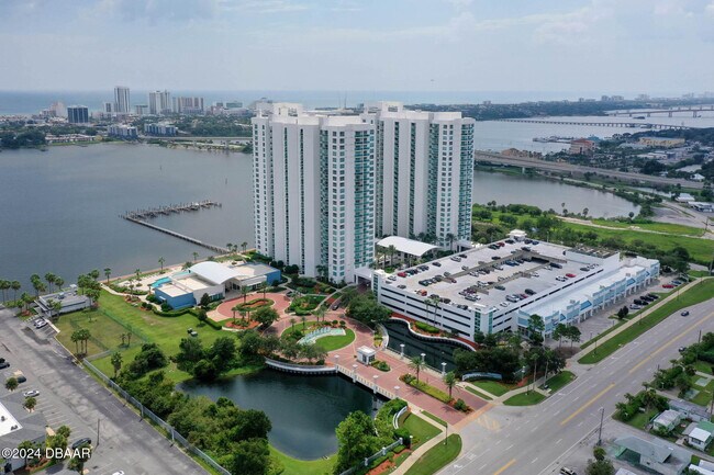 Foto del edificio - 241 Riverside Dr