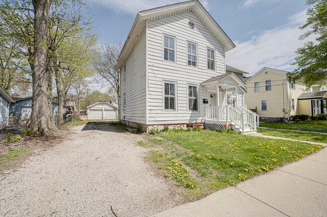 Building Photo - 371 Cedar St
