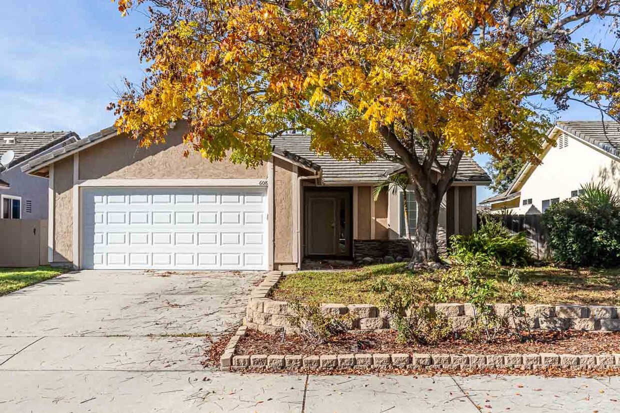 Foto principal - ***STUNNING SAN MARCOS 3 BED 2 BATH***OPEN...