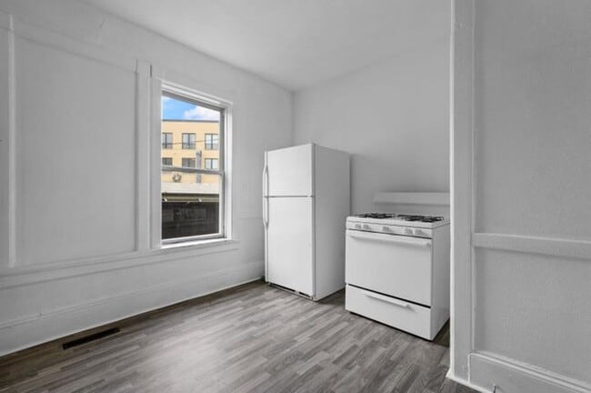 Building Photo - 716-716A-718 E Pearson St