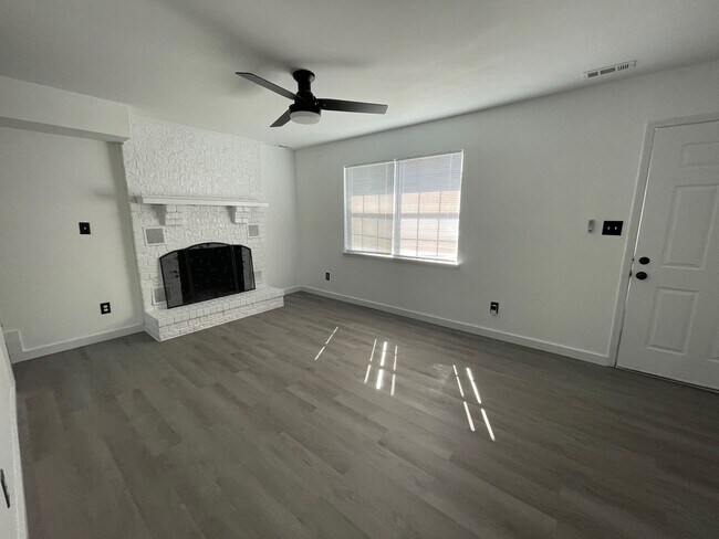 Building Photo - 3 bedroom, 1.5 bath Townhouse