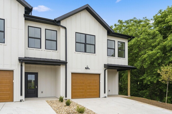 Building Photo - 2175 W Parkview Ave