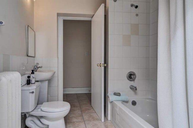 Photo du bâtiment - Donlands Apartments