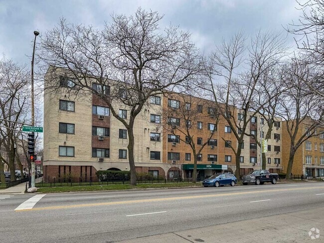 Building Photo - 6954 N Sheridan Rd