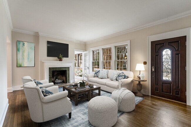 Building Photo - 2918 N Hills Dr NE