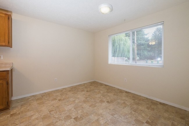 Building Photo - 2 Bedroom 1.5 bath in Forest Grove