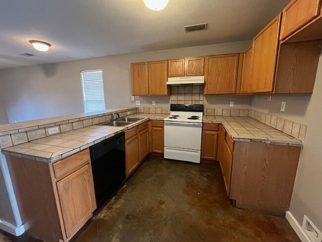 Building Photo - Renovated 2 Bedroom 2 Bath Duplex for Rent!!