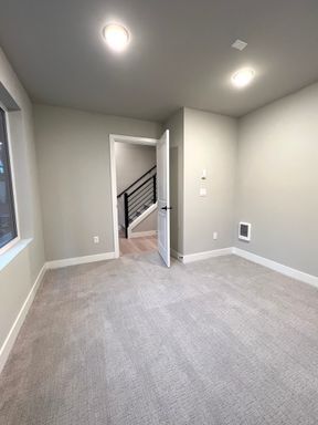 Foto del edificio - Modern 3Bed/2Bath PLUS 2 car garage Townhome in Bellevue!