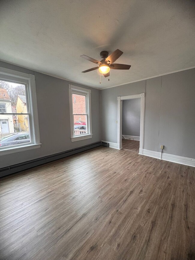 Building Photo - 160 N Miller St