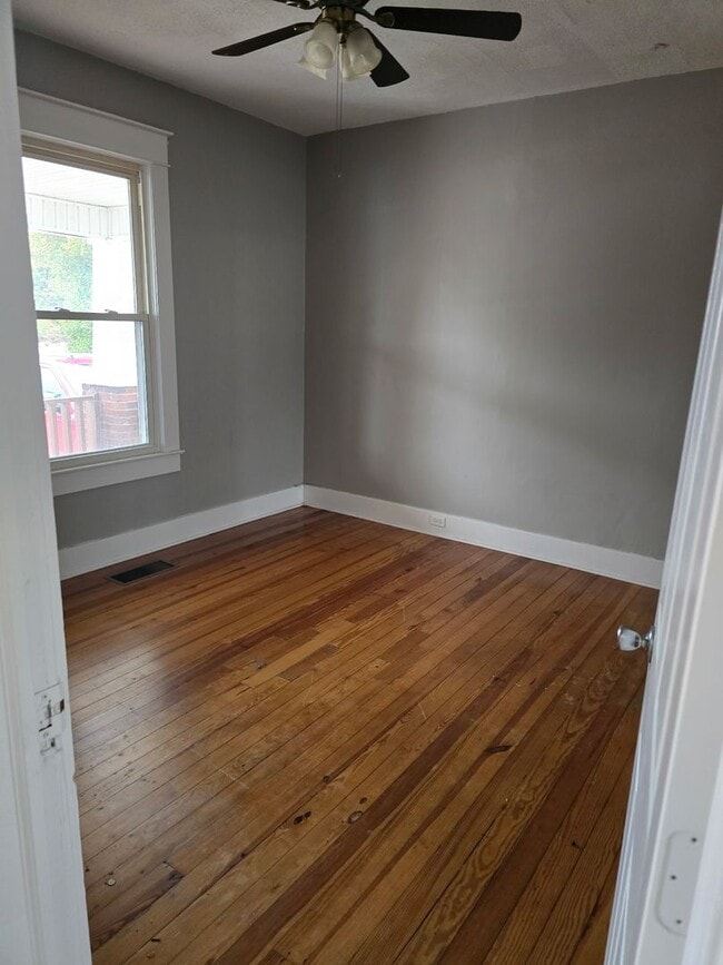 Foto del edificio - Knoxville 37914 - 3 bedroom 1 bath - call Lisa Vineyard or Shannon Russell 865-216-9334.