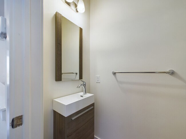 Foto del edificio - Bi-level unit with parking and rooftop