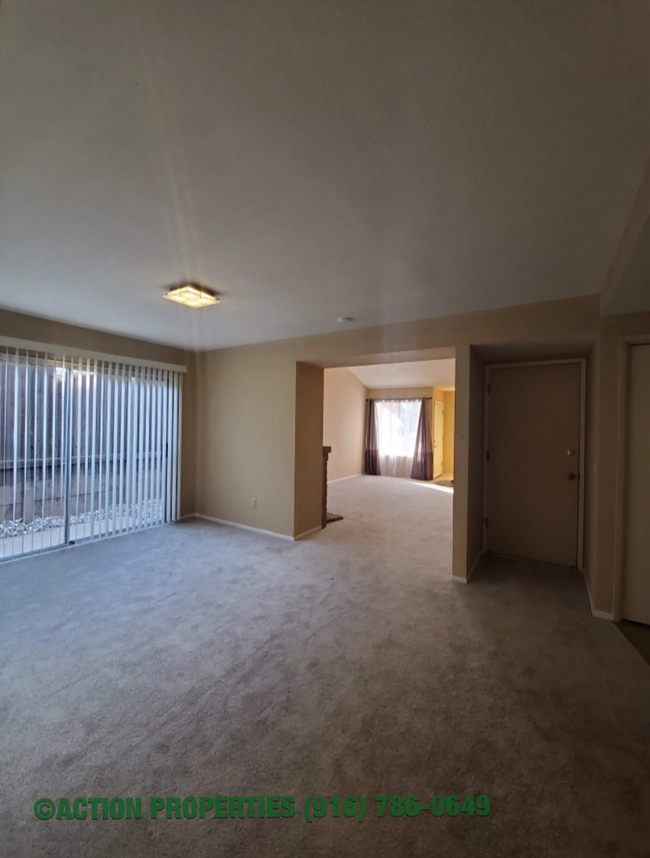 Foto del edificio - Roseville 2 Bedroom Duplex, New Carpet, Central Heat and Air, Large Fenced Yard