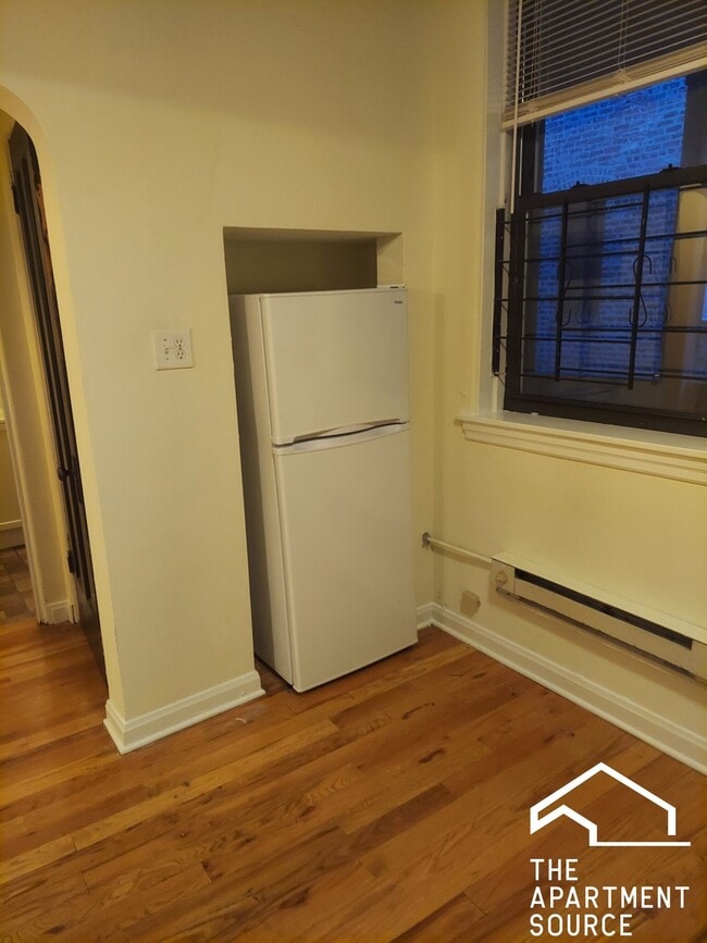 Building Photo - 4415 N Wolcott Ave