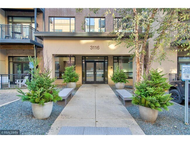 Foto del edificio - 3116 W Lake St