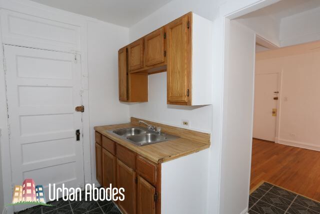 Building Photo - 3267 W Wrightwood Ave