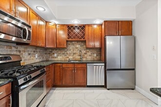 Building Photo - 556 1st St