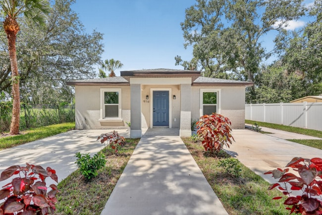 Photo - 916 23rd St E House