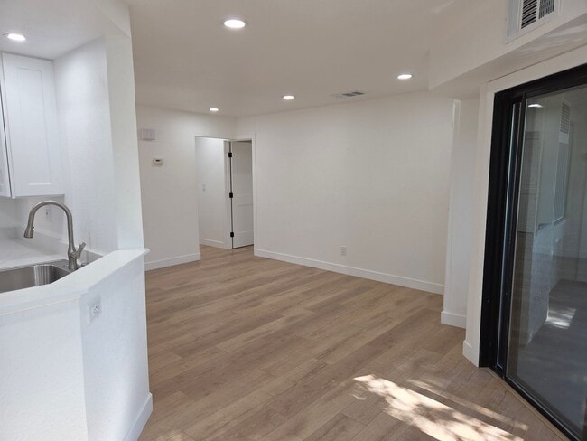 Building Photo - Top floor update 2 bed 2 bath condo in gre...