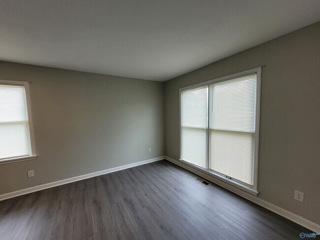 Building Photo - 904 Lark Cir