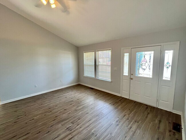 Foto del edificio - 4 Bedroom, 2 Bath Home w/ Fenced Backyard ...