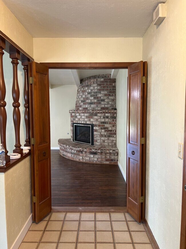 Foto del edificio - BEAUTIFULLY UPDATED 3 BEDROOM HOME!!