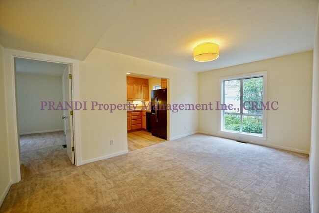 Foto del edificio - Wood burning fireplace in this updated 2 b...